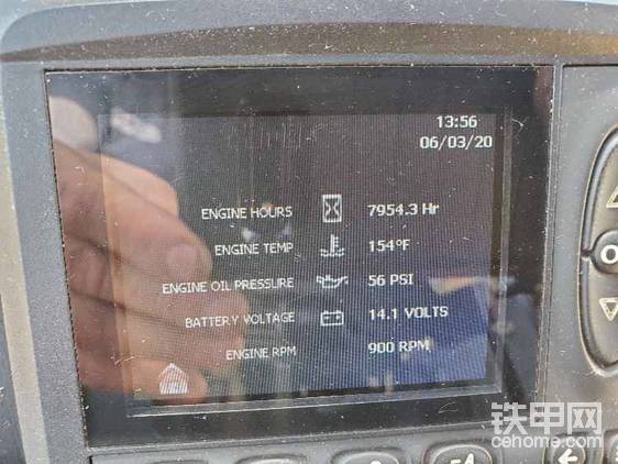 全车状态，翻译一下：运行时间：7954.3小时；引擎温度154华氏度；引擎油压56PSI；电池电压14.1伏；引擎转速900RPM。