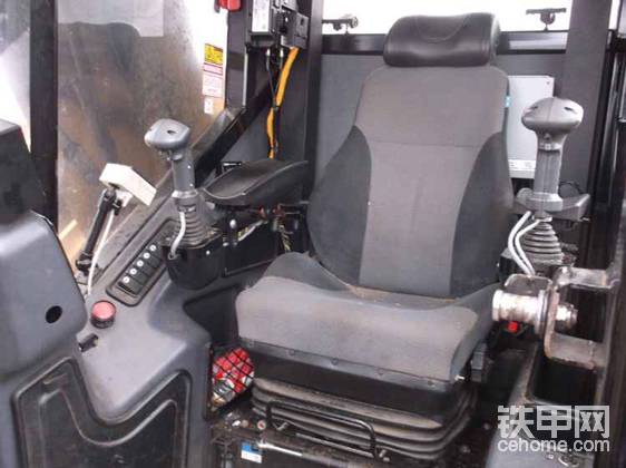 駕駛室空間不算小，正手機。