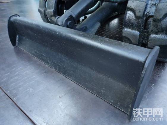 推土板大概和一把鐵鍬差不多。