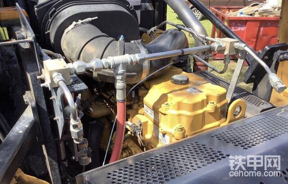 卡特® C9 ACERT引擎，可以提供303马力的充沛动力。