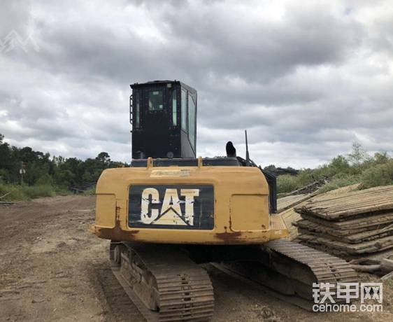 該車(chē)駕駛室增高更大，工作臂換成了類(lèi)似于抓料機(jī)的臂。