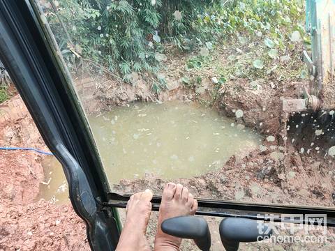 下过雨挖什么毛线阿怕了，全是稀泥巴