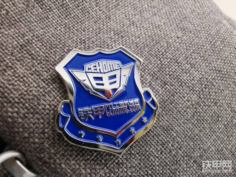 小編在整理庫(kù)房的時(shí)候，失手弄壞了一個(gè)鐵甲徽標(biāo)的盒子，這個(gè)物件就順理成章成了我的了，喜歡嗎？關(guān)注小編的圖文直播，回去給大家整幾個(gè)??