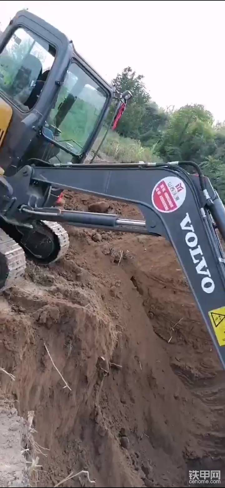 实测挖掘深度，坐平挖机，能挖到3.5米！
