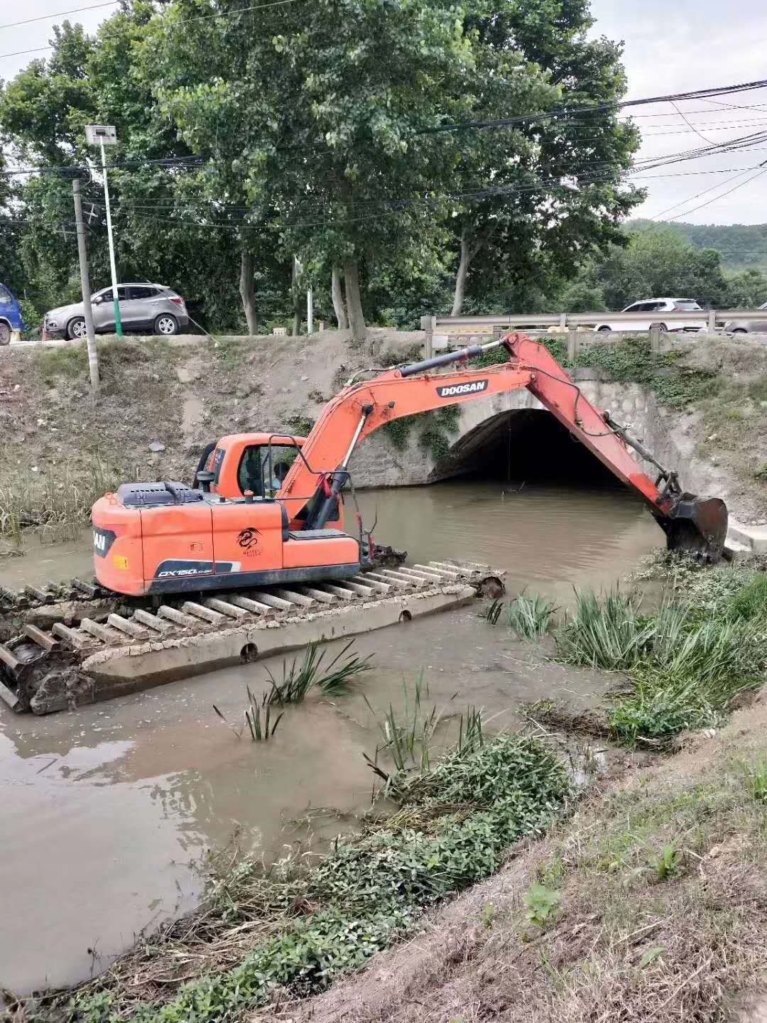 出售九成新水陆两用挖掘机一台.机况良好