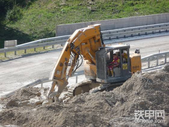 可惜了，被用在路邊挖溝上。毀了隧道挖掘機(jī)的一世英名……