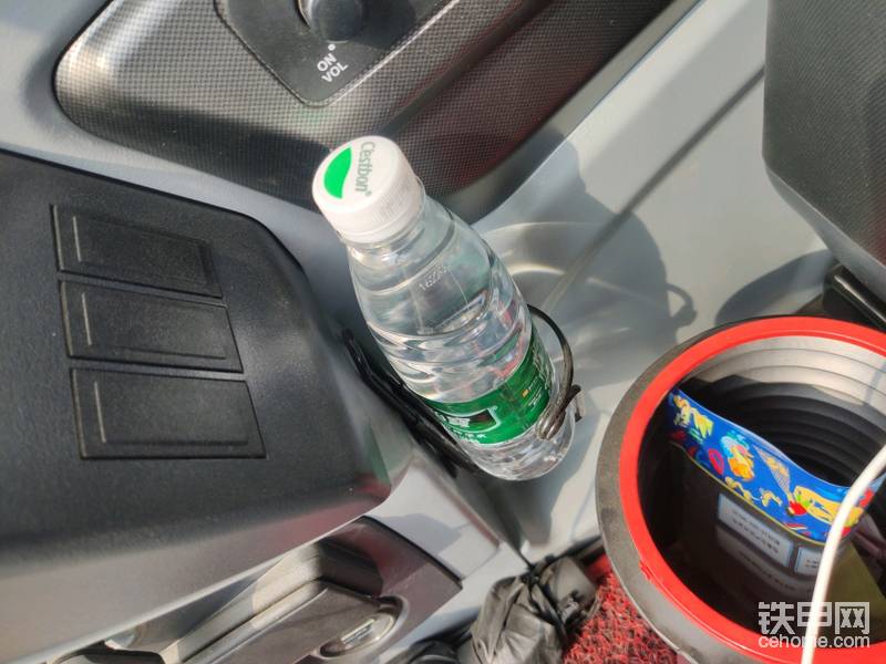 聰明伶俐的我 從某寶上 九塊九買了個(gè)山地車水杯架擰上去了了 就在儀表下方 很好用 原來(lái)那就有一個(gè)螺絲孔 正好可以擰上 不用單獨(dú)打孔的