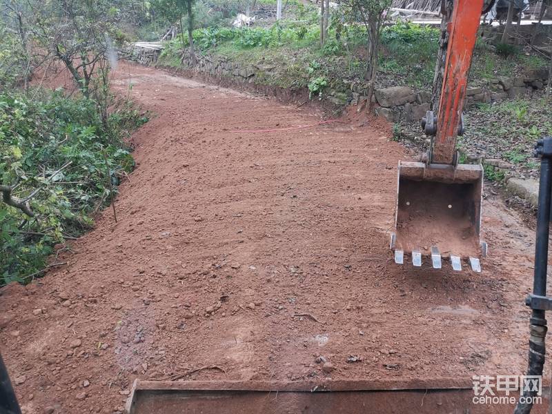 農(nóng)村道路，規(guī)定了寬度。我選擇一次性撿平，表面浮土斗背掃平。而后反復(fù)碾壓。