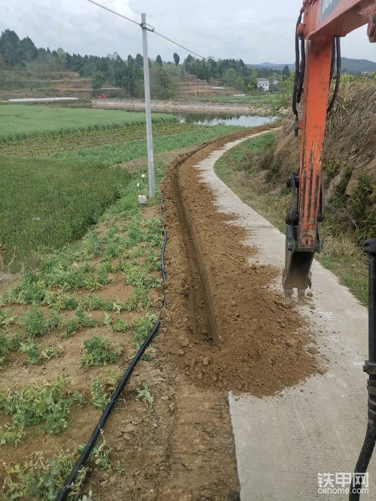 农村水路管网，施工方要求走路边，之前的挖机被换掉了，我来干的，现在一直在干！几个队的活儿，干完还早...！