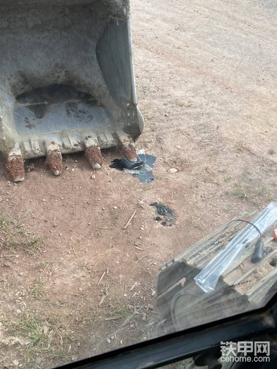 用斗壓了一下、流出來了好多機(jī)油一樣稠的黑油