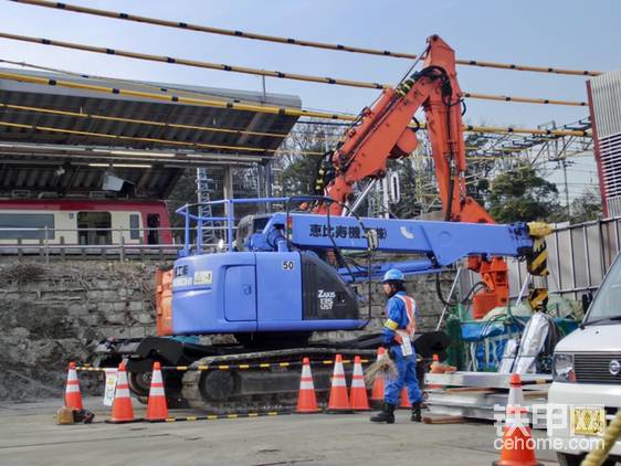 由于這一車種在日本實(shí)在混得太開，混成一片風(fēng)生水起，如魚得水，最后竟然混上了軌道，搞起了鐵路建設(shè)。更有甚者還量產(chǎn)了（神鋼CK90URT）。當(dāng)然，這個(gè)ZX135UST軌道型屬于定制產(chǎn)品，這個(gè)世界上估計(jì)不足10臺(tái)，看過的機(jī)械愛好者基本可以說是沒有白活一輩子?。捎霾豢汕螅? onerror=