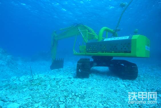 潛水員登上支援船更換氧氣瓶，挖掘機(jī)則留在水里。