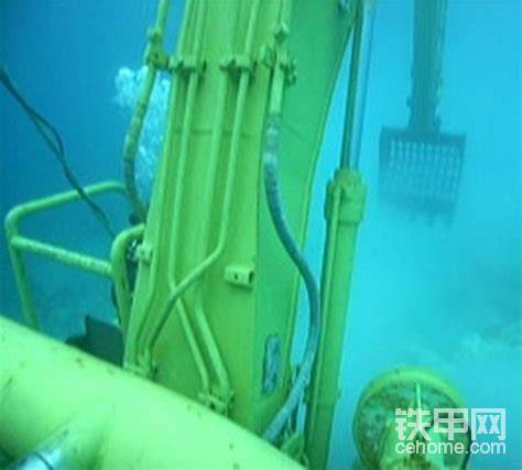 液壓管路水密性良好，也很難漏油。日本人主要關(guān)心的不是什么漏不漏油，而是液壓油是否會污染海水。不過該車的液壓油是可以降解的。