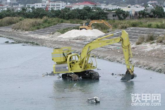 TKM200中的少數(shù)將發(fā)電機(jī)置于引擎室上，擺脫了對(duì)支援船的依賴。