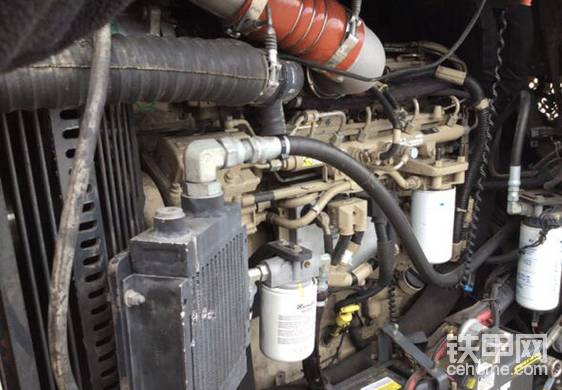 引擎和散热系统。水冷式散热。因为使用的是康明斯发动机，所以承袭了小松油耗高力气大的特点。