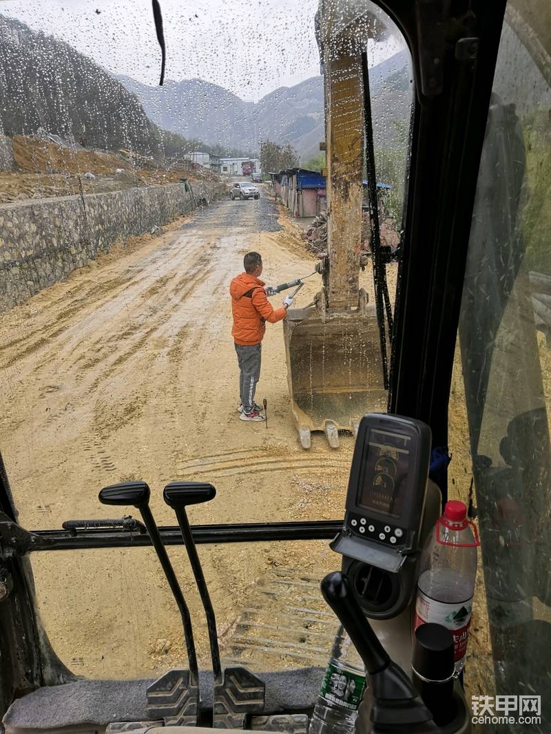 师傅打黄油，徒弟坐里面😓，有点对不住他