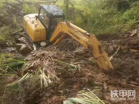 哈哈親戚的不挖機(jī)不小心陷車了 心疼了一陣子