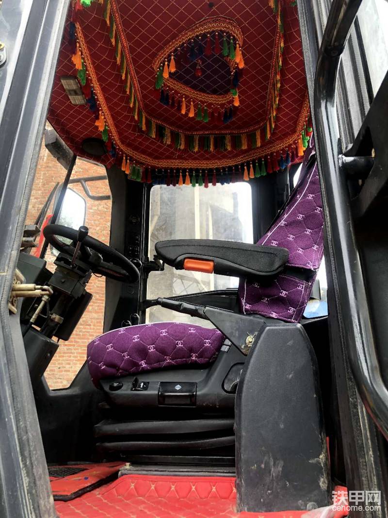 這個(gè)是我的車，一樣的座椅，我本來(lái)沒(méi)想換的，然而今年四月份腰扭了，一直有后遺癥，后來(lái)咬咬牙也直接換了一個(gè)！坐起來(lái)真的舒服！我的紅色吊頂裝飾，我一個(gè)好哥哥說(shuō)我這是滿滿的阿三風(fēng)????????