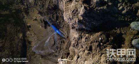 挖地锚拉线坑挖到了自来水