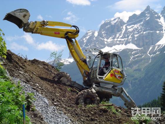 全地形挖掘機(jī)A91雄姿。該型號(hào)是全地形挖掘機(jī)中的經(jīng)典。