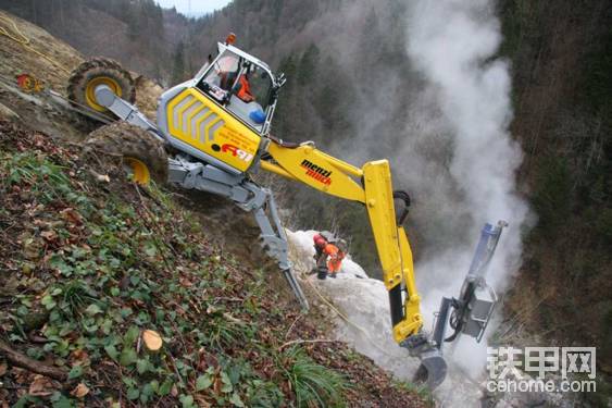 像A91這種全地形步履式挖掘機，依靠其強大的越野能力，可適用多種惡劣的工況。該車正在巖石上打孔。