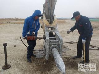 破碎锤为什么下缸体开裂了呢？