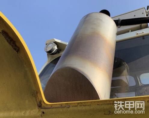 排氣管消音裝置置于駕駛室后方，也是因為木有空間。