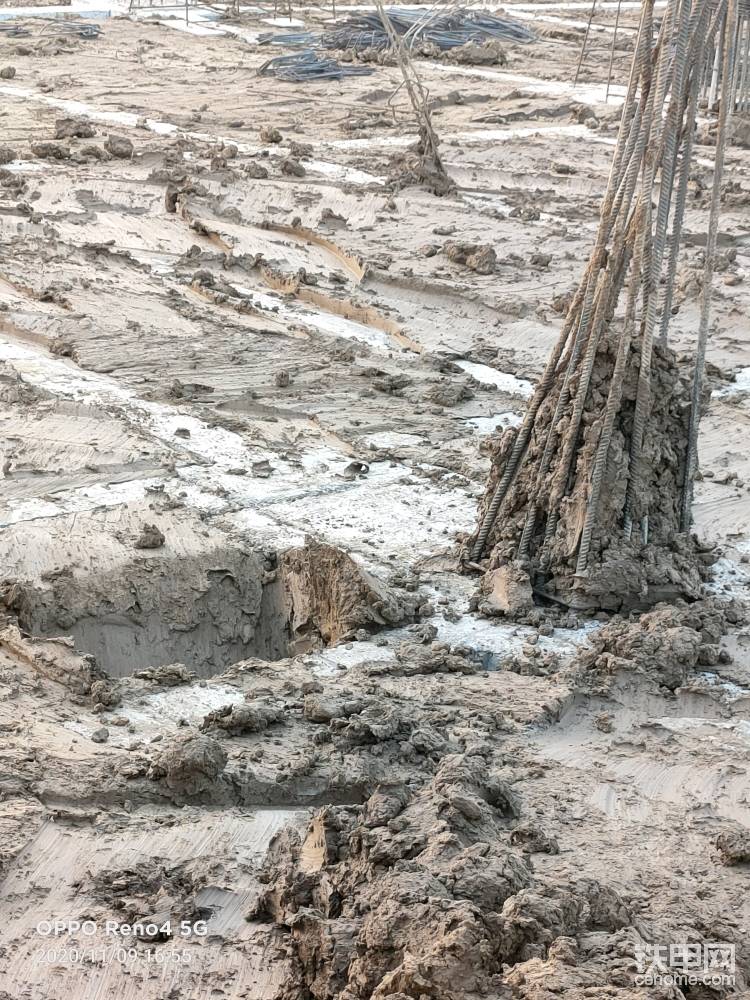 這兩張圖片就是挖機(jī)無能為力的地方，需要配合人工清理，我們只要在附近提前挖一個坑，工人清理時(shí)不會把土放在平地上，這樣不會難看！也正是一個小技巧，幾個施工員都表示這個方法好！