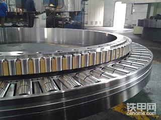 履帶式吊機(jī)軸承和汽車吊機(jī)大軸承與船用起重機(jī)大軸承比拼