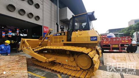 正在進(jìn)場(chǎng)的山工推土機(jī)