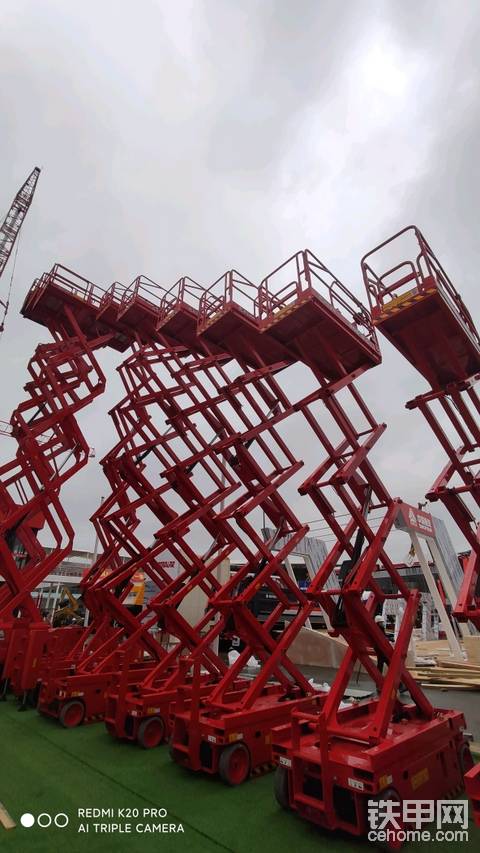 臨工重機(jī)參展高空作業(yè)機(jī)械產(chǎn)品實(shí)現(xiàn)了全系列、全覆蓋：從剪叉、曲臂、直臂、車載高機(jī)系列到蜘蛛車、云梯、桅柱等特種作業(yè)機(jī)械系列，還有運(yùn)輸高機(jī)用的高運(yùn)車等產(chǎn)品