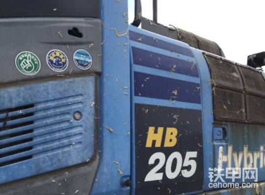 車標(biāo)越來(lái)越低調(diào)。
