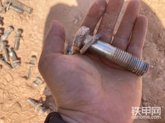 卸下來之后才知道進(jìn)口機(jī)的牛逼，查過銘牌編號(hào)為一千零幾，假設(shè)銘牌為真的情況下這個(gè)臺(tái)機(jī)估摸著有十七八年得歷史了吧？（我也是估算瞎猜，此處請忽略我無知）