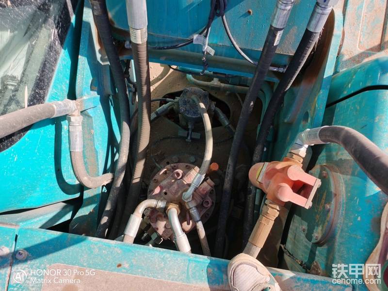 原車破碎管路，特別分油盅這里有留洞，有泥土什么的可以打掃下去。不像大部分品牌機(jī)泥土沒(méi)有去處。
