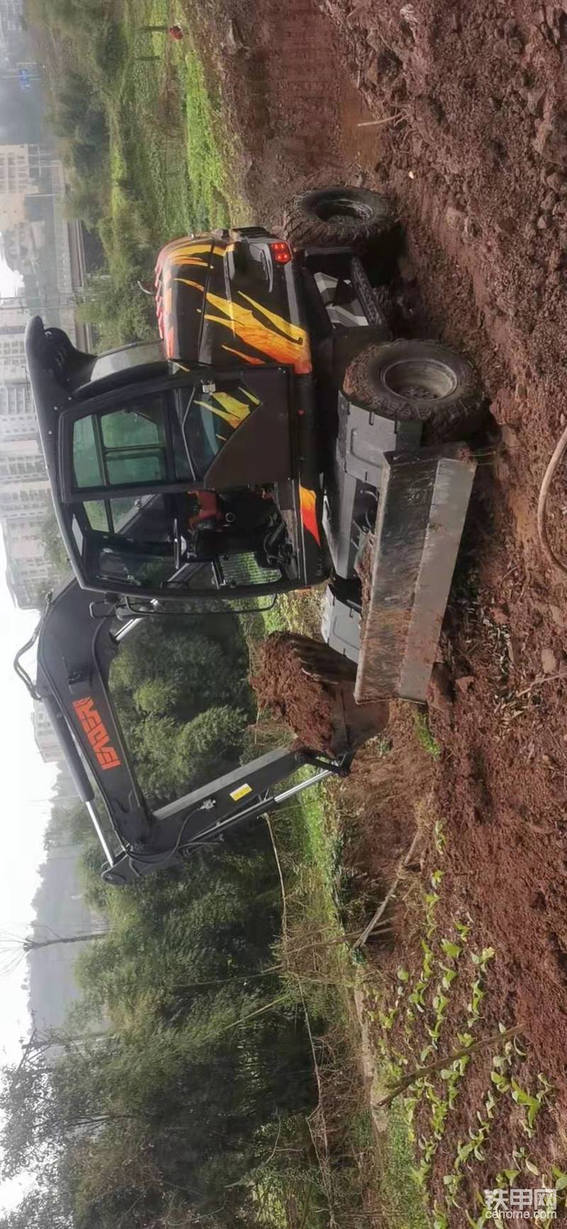 圖為我們羅總新車——雷道75   自動擋輪挖(新車第一天挖泥巴，速度和效率上還是非?？梢?