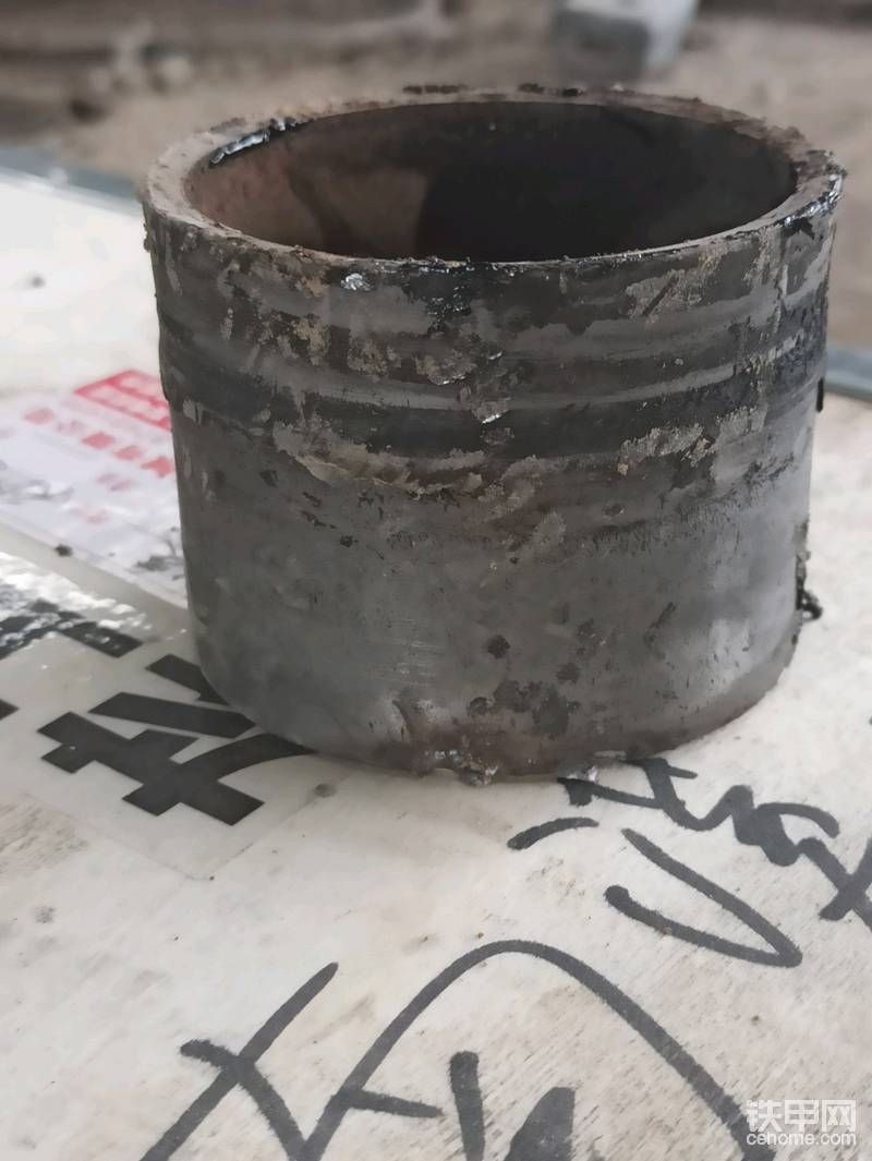 大跨距鉸接的855下部鉸銷的定位套，經(jīng)過長期使用后明顯可見是一個(gè)上大下小的錐形。