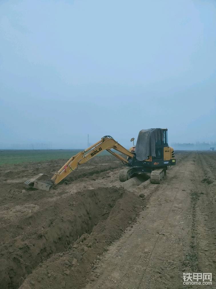 冬天標(biāo)準(zhǔn)的停車動作??然后用毛氈搭住駕駛室前擋風(fēng)玻璃這樣第二天就不怕玻璃上有霜了  嗯 機智如我??