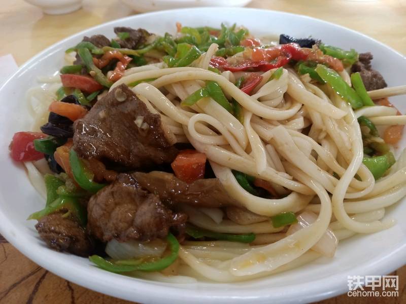 歹歹的過(guò)油肉拌面，來(lái)，加個(gè)面