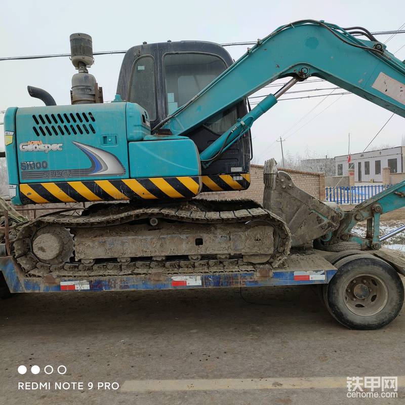 車是2018年買的車當時價格比現(xiàn)在貴多了，現(xiàn)在工作了3700多小時！用著總體來說還可以。就是行走無力油耗大概就是每小時不超過30塊錢的樣子，我們這邊現(xiàn)在一升大概5.3多吧。斗容量是我比較滿意的0.4的斗容量讓我在本地同級別車里做土方中脫穎而出，神鋼車做土方活還是可以的。就是有時候會中臂卡頓一下，再有就是這款小車以現(xiàn)在網(wǎng)友的報價還是可以的，希望不要簡配！