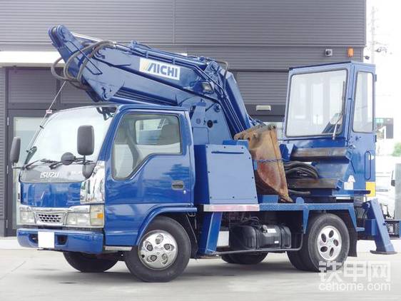 淺談車載挖掘機：輪挖的出現(xiàn)，使挖掘機的機動性更加強大。但是，輪挖有一些不可避免的缺陷：速度慢、不適合公路機動、行駛視野差（歐洲沒有這個問題）、重量大。所以，為了進一步提高挖掘機機動性（也是為了搶占日本小型輪挖市場），愛知開發(fā)了車載小型挖掘機。