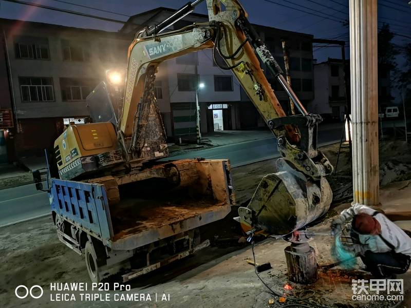 挖機(jī)在拖車?yán)锩骓數(shù)睦细吡?。不然把這個(gè)鋼板壓不下去。