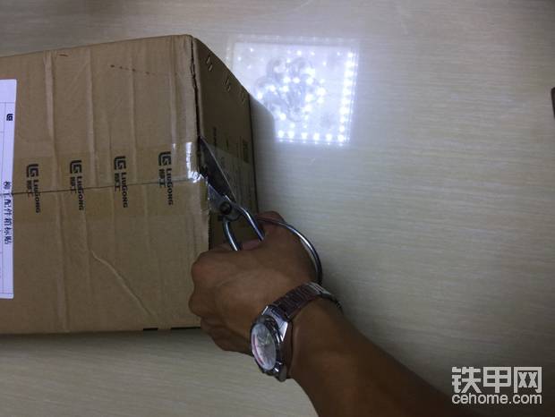 要開(kāi)封了，
先潤(rùn)滑一下
對(duì)準(zhǔn)兩邊之間的縫隙
插入
破了