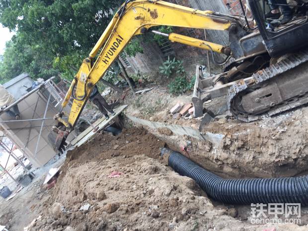 修路前先把雨水污水管道修好，
然后再修路基，
在农村地是最宝贵的
谈了两天终于可以埋管子了。