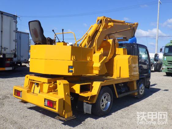 挖掘機沒有真正意義上的配重。車體側(cè)面裝有小型工具箱。