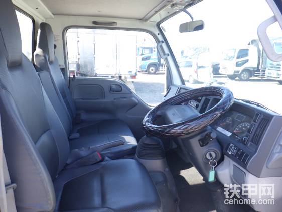 卡車駕駛室，日本車都是右舵。