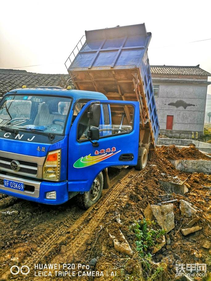 這車旁邊的那個模板，蓋著的就是水井