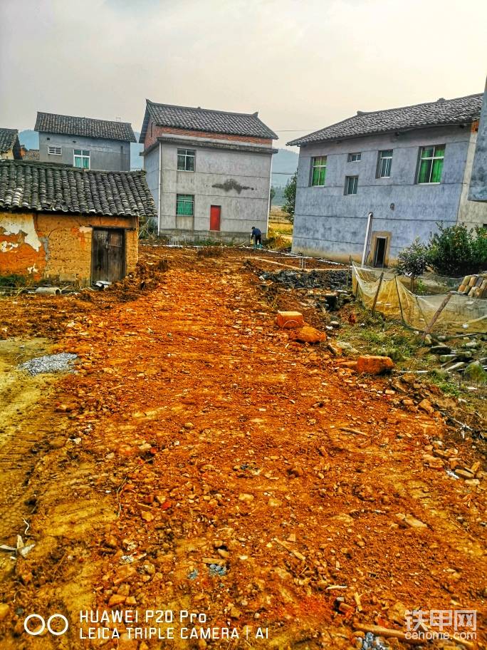 填完之后順帶拉了兩車磚渣。幫他把路填了一下。不過按照我的估計，還是會陷車。