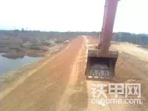 轉(zhuǎn)土技，經(jīng)常用，臂要伸長挖、甩土。