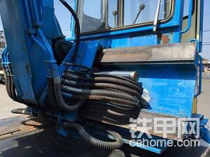 大臂滑動軌，增強了工作靈活性，但卻進一步削弱了大臂強度。