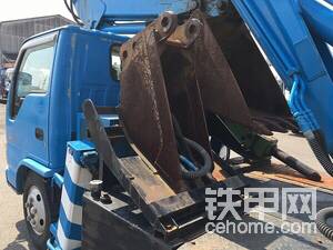 該車配有支架，用于放置不同的屬具。這個設(shè)計比較實用。